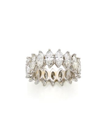 Anello eternity in oro bianco e diamanti a navette per complessivi ct. 5,10 cir