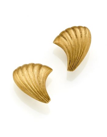 FEDERICO BUCCELLATI
Orecchini a lobo con clip in oro giallo cesellato a guisa d