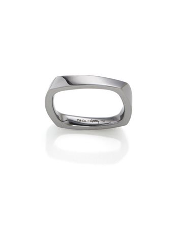 FRANK O. GEHRY per TIFFANY & CO.
Anello sagomato in oro rodiato, g 5,95 circa m