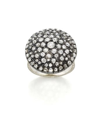 Anello in oro bianco e argento cesellati con diamanti a pavé per complessivi ct