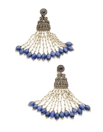 Orecchini pendenti in oro, argento, diamanti, perle e zaffiri, g 26,93 circa, l