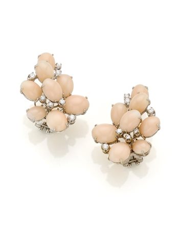 Orecchini a clip in oro bianco con corallo rosa cabochon e diamanti per comples