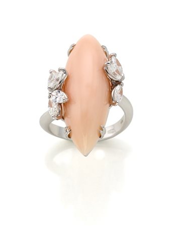 ILLARIO
Anello in platino con corallo rosa "peau d'ange" a navette cabochon e d