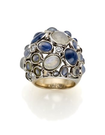 Anello a cupola in oro bianco con pietra di luna e zaffiri cabochon per comples