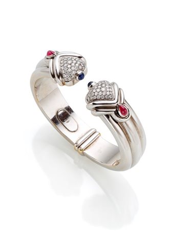 Bracciale rigido aperto alla schiava in oro bianco rifinito con diamanti a pavé