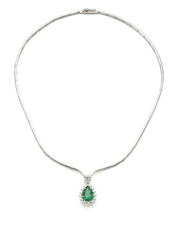 Collier articolato in oro bianco con al centro uno smeraldo a goccia di ct. 3,6