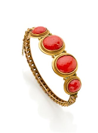 Bracciale rigido apribile in oro giallo 333/1000 con corallo arancione ovale sf