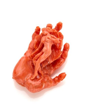 Piccola scultura in corallo arancione a guisa di mano con una ninfa, g 28,85 ci