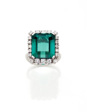 Anello in oro bianco con tormalina verde ottagonale di ct. 9,80 circa e diamant