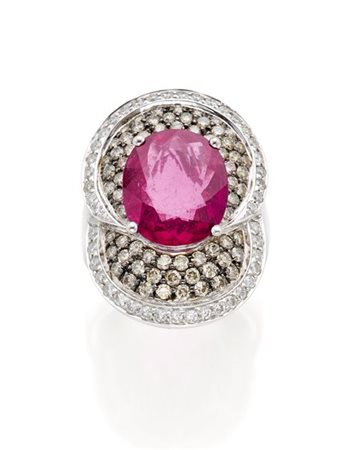 Anello oro bianco con diamanti incolori e brown e al centro un tormalina rubell