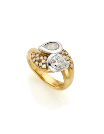 Anello a contrarié in oro giallo e bianco con due diamanti a goccia di ct. 0,50