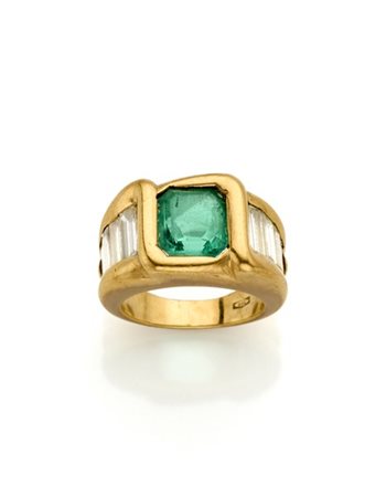 Anello in oro giallo con smeraldo ottagonale di ct. 2,40 circa e diamanti a bag