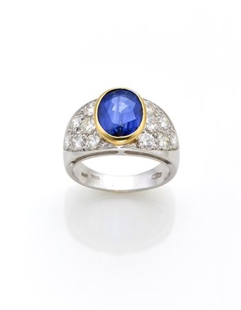 Anello in oro bianco con zaffiro ovale di ct. 3,15 circa e diamanti per comples