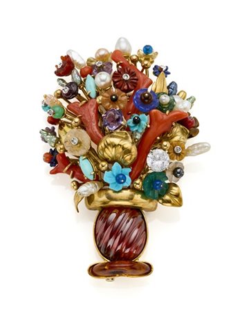 Spilla a vaso di fiori in oro giallo con perle, corallo, pietre dure varie in p