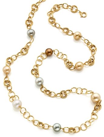 Lunga collana a catena in oro giallo in parte martellato con perle tahiti e sou
