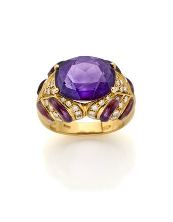 Anello in oro giallo con ametista ovale di ct. 6,50 circa e rifinito con diaman