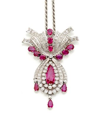 Pendente in platino, diamanti rotondi e rubini a goccia per complessivi ct. 8,4