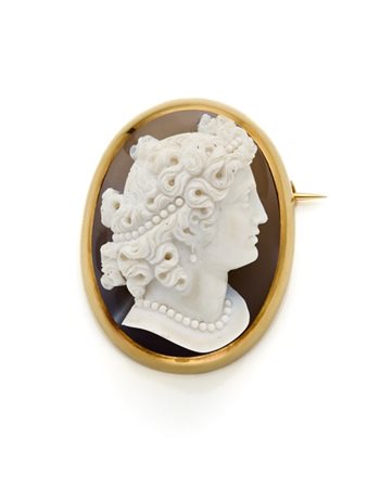 Spilla con cammeo in pietra dura montata in oro giallo, g 53,74 circa, lungh. c