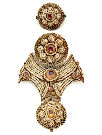 Spilla e orecchino modificato a pendente di cm 9,6 circa in oro giallo con micr