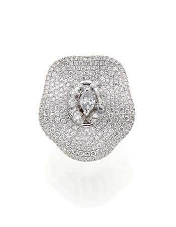 DI GREGORIO
Anello "Manta" a fiore in oro bianco e diamanti a pavé, al centro d