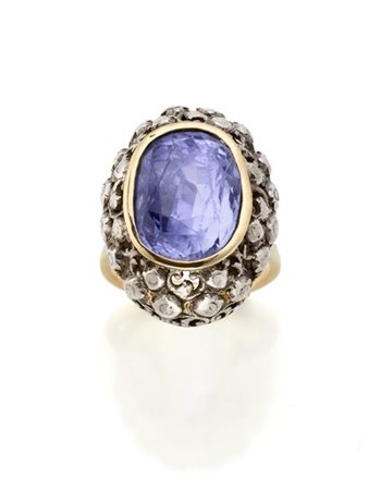 Anello in oro giallo e argento con zaffiro viola di ct. 14,00 circa, g 10,87 ci