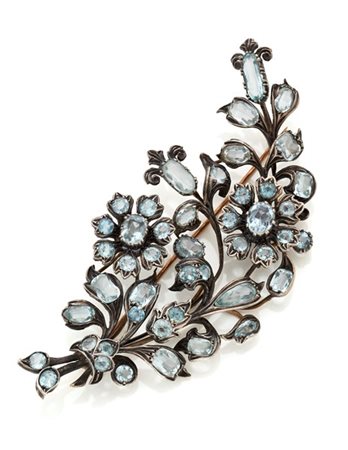 Spilla floreale in oro giallo 333/1000 e argento con acquamarine di varie forme