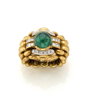 Anello in oro giallo a maglia con dimanti e smeraldo cabochon di ct. 3,20 circa