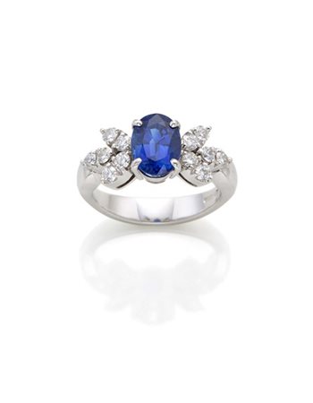 Anello in oro bianco con zaffiro ovale di ct. 2,40 circa e diamanti per comples