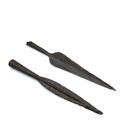 DUE PUNTE DI LANCIA SCITE DATAZIONE: IV-III sec. a. C MATERIA E TECNICA:...