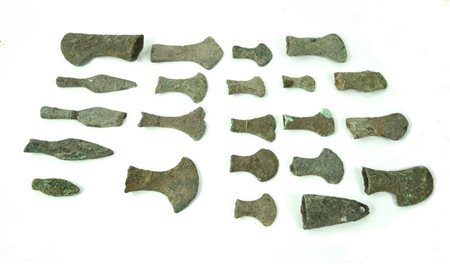 LOTTO DI ASCE E PUNTE DI LANCIA DATAZIONE: 600-300 a. C. MATERIA E TECNICA:...