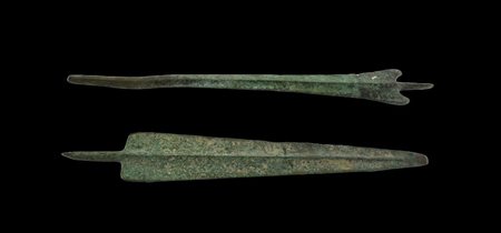DUE SPADE IN BRONZO DATAZIONE: IV-III sec. a. C. MATERIA E TECNICA: bronzo...