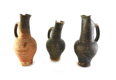 TRE OINOCHOAI CON BECCO A CARTOCCIO DATAZIONE: fine IV sec. a. C. MATERIA E...