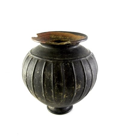 OLLA COSTOLATA DATAZIONE: metà VII sec. a. C. MATERIA E TECNICA: impasto...