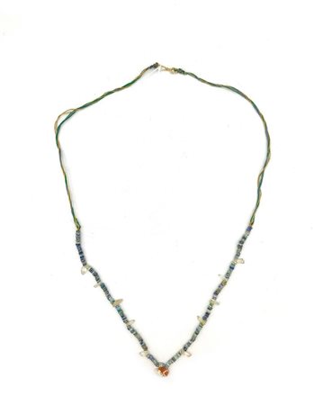 SOTTILE COLLANA IN FAIENCE verde, bianca e azzurra con vaghi circolari ed...