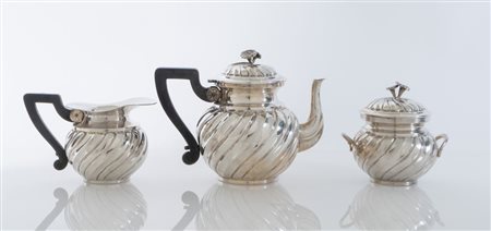 ARGENTIERE M.L., anni '20 del XX secolo. Servizio in argento 800 con manici...