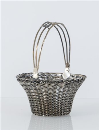 Italia, metà del XX secolo. Cestina in argento 800. Sotto la base reca...