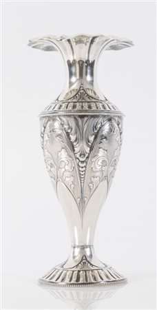 ITALIA, XX secolo. Vaso in argento 800. Sul bordo inferiore reca punzoni:...