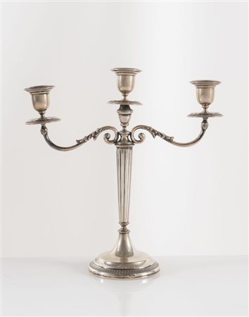 SCHIAVON ANGELO, Treviso, metà del XX secolo. Candelabro in argento 800. Sul...