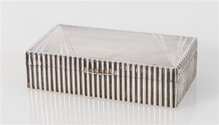 Italia, inizio del XX secolo. Scatola in argento 800. Sotto la...