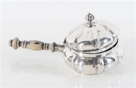 GHIRALDIN UGO, Padova, metà del XX secolo. Posacenere in argento con manico in legno. Sotto la...