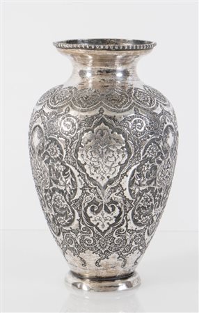 Persia, fine del XIX secolo - inizio del XX secolo. Vaso in argento. Sotto la...