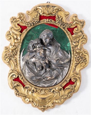 Madonna con bambino in argento. Italia, seconda metà del XVIII secolo. Inserita in una...