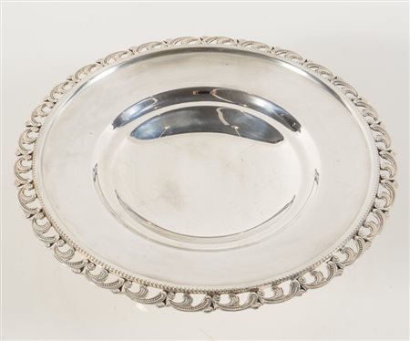 Italia, metà del XX secolo. Alzata in argento 800. Reca bordo decorato e...