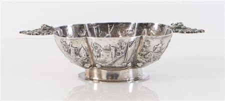 Olanda, fine del XIX secolo - inizio del XX secolo. Ciotola in argento con...