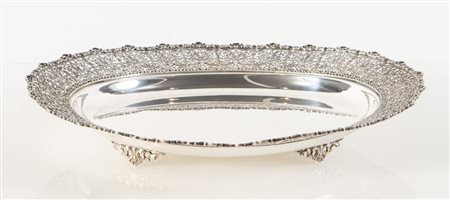 TADIELLO GAETANO, XX secolo. Vassoio con bordo finemente decorato. Su un...