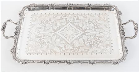 Milano, metà del XX secolo. Vassoio in argento 800, riccamente decorato....