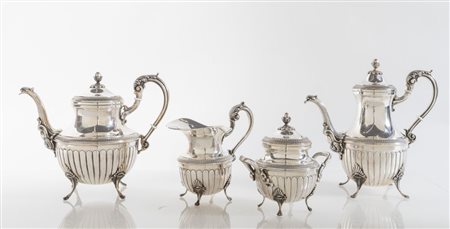 Italia, metà del XX secolo. Servizio da te in argento 800, composto da...