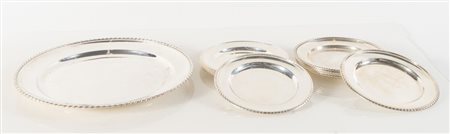 Nord Italia, metà del XX secolo. Lotto composto da undici piatti e un vassoio...