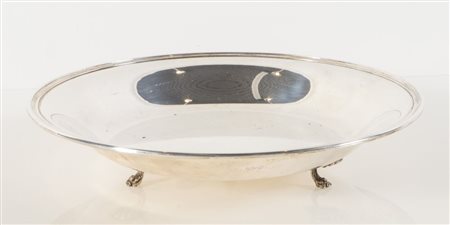 Italia, metà del XX secolo. Alzata in argento 800. Reca sostegni a...
