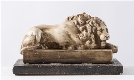 "Leone a riposo". Scultura in gesso policromo montato su base in pietra. Anni...